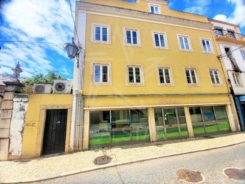 Building located in the historic centre of the city of Caldas da Rainha very close to the famous market 'Praça da Fruta'. This building consists of 3 independent floors and a space for a shop on the ground floor. Each floor consists of 5 divisions pl...