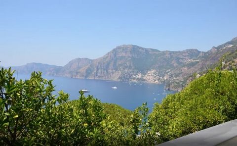 L'appartamento si trova in un'antica villa tipica della Costiera Amalfitana con vista su giardini di limoni e aranci. L'appartamento è dotato di un portico e di un balconcino che si aprono sul golfo di Positano e, passando per la Penisola Sorrentina ...