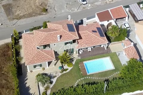 Identificação do imóvel : ZMPT570677 Cette magnifique villa, avec une excellente exposition au soleil, est située dans un quartier privilégié de Sesimbra, dans la paroisse de Castelo, sur un terrain de 1.250m². Il offre confort, raffinement et origin...