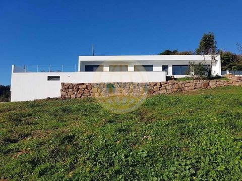 Fantastische Villa mit freiem Blick über die Landschaft, nur wenige Minuten von Caldas da Rainha und 1 Stunde von Lissabon, 20 Minuten von Foz do Arelho und São Matinho do Porto, 30 Minuten von mehreren Golfplätzen entfernt. Haus mit einer Bruttofläc...