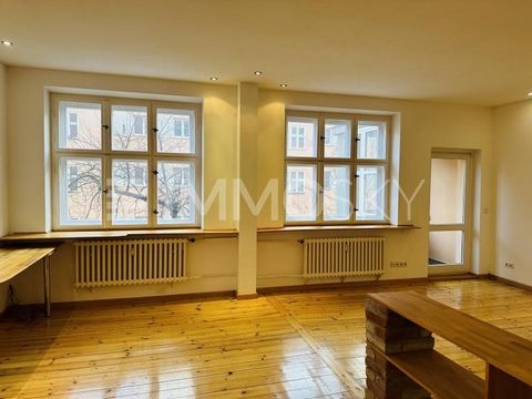 Sie suchen Ihre sonnige Altbauwohnung mit Balkon am Ring? Diese helle Altbauwohnung in Berlin Schöneberg besticht durch ein geräumiges Wohnzimmer mit Zugang zu einem sonnigen Balkon, eine Küche, ein Schlafzimmer und ein stilvoll gestaltetes Tageslich...