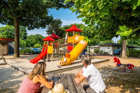 Te przestronne, wolnostojące domy stoją na osobnej części parku. Są one wygodne, luksusowo i zadbanie urządzone, wszystkie posiadają ogród z tarasem. Bardzo praktyczne są sypialnia i łazienka na parterze, aby nie trzeba było się wspinać po schodach, ...