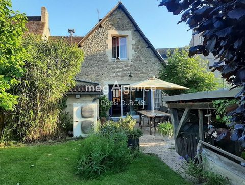 Maison de Village composée en rdc d'une grande entrée, dégagement desservant une vaste salle et salon avec cuisine ouverte, chambre, wc, atelier et chaufferie. A l 'étage 4 chambres et salle d'eau avec wc. Jardin clos et arboré. Les informations sur ...