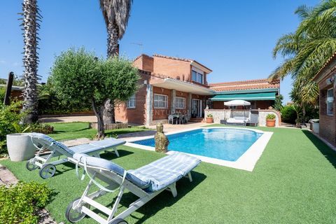 Te presentamos este precioso chalet con un diseño muy zen, seguro que si buscas tranquilidad y espacio te va a gustar esta propuesta!, ubicación inmejorable, en Els Pallaresos, paz y cercanía a la ciudad asegurados. Ideal para una gran familia. En un...