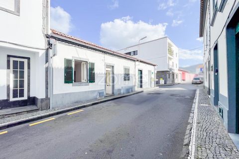 Identificação do imóvel: ZMPT571348 Das T3 House in der Stadt Ribeira Grande ist eine ausgezeichnete Gelegenheit sowohl für das Leben mit der Familie als auch für Investitionen. Das Haus, das in kurzer Entfernung vom Stadtzentrum liegt, bietet eine h...