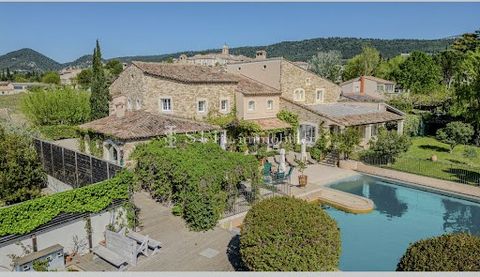 Vente propriété Sablet. Propriété exceptionnelle située dans le Vaucluse, dans un quartier calme de Sablet, à proximité des commodités. Édifiée sur une parcelle de 2200m², cette villa récente en pierre apparente d'env 695m² se compose : hall de récep...