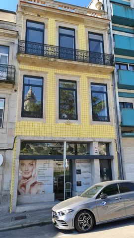 Ontdek deze ongelooflijke investeringsmogelijkheid in Porto! Dit gebouw met 5 eenheden ligt in Bonfim en biedt een groot potentieel om te transformeren in een kliniek of hostel. Belangrijkste kenmerken: Locatie: Gelegen in Porto, een van de meest emb...