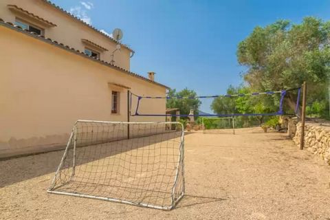 Los exteriores de la propiedad son perfectos para disfrutar del clima mediterráneo, con una piscina privada de cloro de 9x4 m, con una profundidad que va desde los 0,4 a los 1,5 metros, ideal para refrescarse en los días calurosos. Alrededor de la pi...