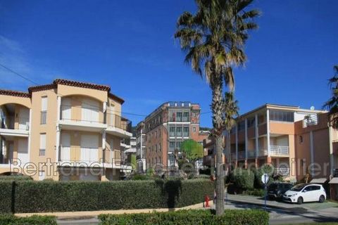 BERTRAND FOUCHER IMMOBILIER Agence de CAVALAIRE vous propose dans une résidence de standing à 30 mètres de la mer et 100 mètres du centre ville. Ce trois pièces de 57,25 m² au 2ème étage comprenant un séjour avec cuisine ouverte, deux chambres, une s...