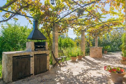 Omringd door pure natuur en groen, nodigt het buitengebied van dit huis uit tot rust. U kunt uw lichaam en geest elke ochtend opladen met een heerlijk ontbijt en vervolgens de ochtend doorbrengen met zonnebaden op de 8 ligstoelen en zwemmen in het pr...