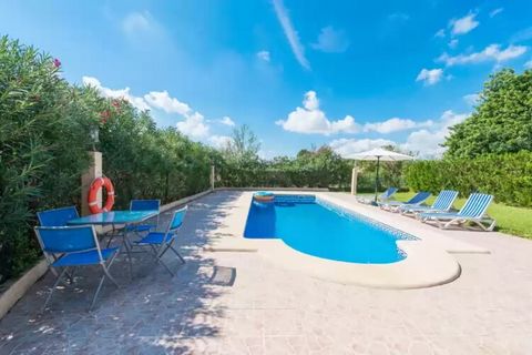 Villa dal fascino sereno, questa sistemazione offre un tranquillo giardino adornato da una vegetazione lussureggiante, ideale per il relax. La proprietà dispone di una piscina di acqua salata di 9 x 4 metri, con una profondità che varia da 1,2 a 1,9 ...