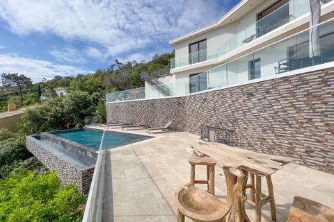 Située à seulement 5 minutes de la plage, magnifique villa contemporaine neuve de 250m2 profitant d'une superbe vue mer. Edifiée sur un terrain d'environ 1.000m2, cette villa se compose d'un séjour de 105m2 avec cuisine américaine, de 5 chambres avec...