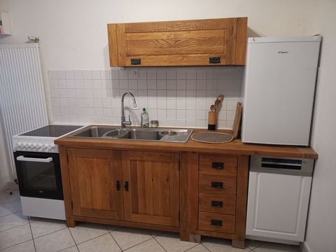 We offer a fully furnished T2 of 45 m2 in a family house with large wooded park at the foot of the Salève, in the town of Archamps. Individual access on the ground level overlooking a quiet and secure space. Fully equipped kitchen (new), bathroom (sh...