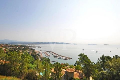 Tolle Lage für diese Villa mit Blick auf die Bucht von Cannes und die Lerins-Inseln. Mit einem fabelhaften 180-Grad-Meerblick befindet sich dieses Villenprojekt (noch zu beenden) in einem begehrten privaten Anwesen, außer Sichtweite, nur wenige Gehmi...