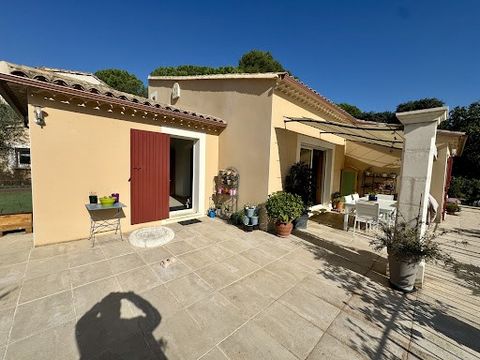 A proximité du centre historique du village, belle villa contemporaine de 2014 de 143,23 m2 avec piscine sur terrain de 1500 m2 entièrement clos. La maison se compose au rez-de-chaussée d'une grande pièce à vivre avec cuisine américaine aménagée et é...