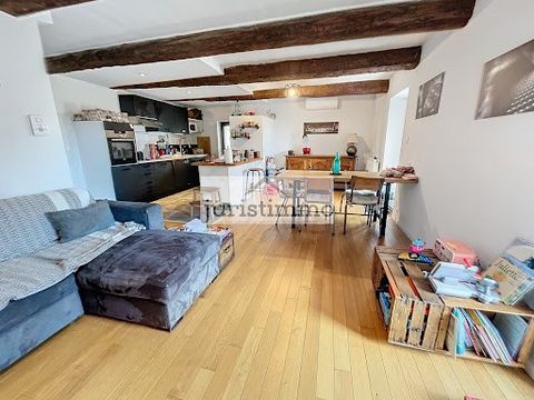 Juristimmo vous propose cette charmante maison de ville non mitoyenne de 130 m2, dotée d'une cour, d'une grande terrasse de 42 m2. En entrant dans cette maison, vous découvrirez au rez-de-chaussée deux chambres spacieuses de 12,8 m2 et 18,5 m2 avec p...