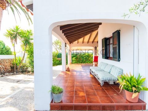 Diese wunderschöne Villa befindet sich in einer fantastischen Lage, nur wenige Gehminuten von einigen Buchten zum Baden und nur wenige Gehminuten vom Leuchtturm d'Artrutx und dem See von Cala n Bosc entfernt. Das Hotel liegt im beliebten Ferienort Ca...