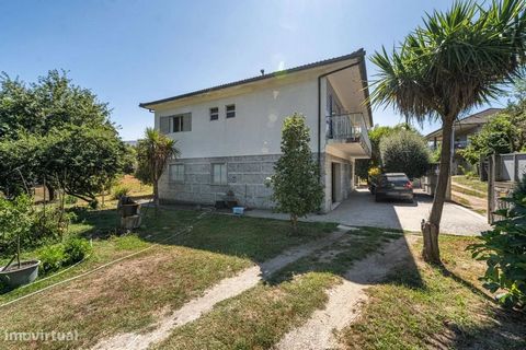 Découvrez cette villa de 3 chambres Situé dans la paisible paroisse de Serafão, à Fafe. Alliant confort et fonctionnalité, cette maison est idéale pour ceux qui recherchent un espace serein et spacieux. Au rez-de-chaussée , vous trouverez : Un garage...