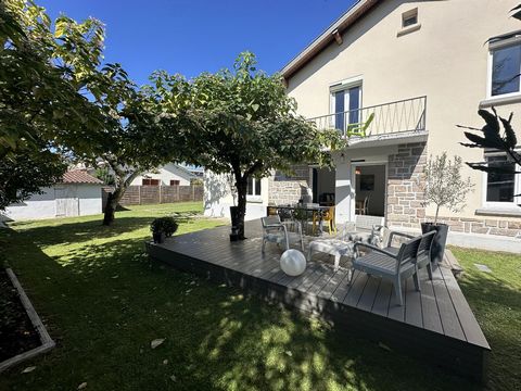 Very Rare, Hyper center of Saint-Girons, house from the sixties completely renovated with garden, outbuildings and garages, in quiet area. Approximately 150m² of living space on the ground floor + 1: Living room of 40m² on terrace, kitchen of 13m², l...