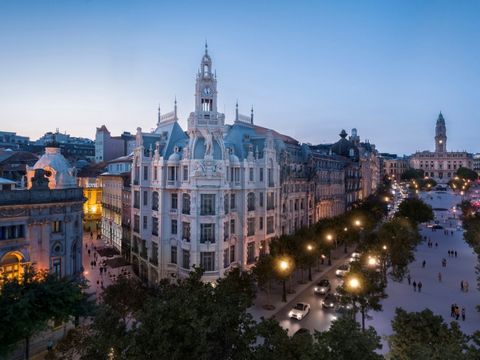 Excellent T2 sur l'Avenida dos Aliados, comprenant : - Hall d'entrée, cuisine, salle de bain invités, séjour, 2 suites dont une avec un module innovant avec salle de bain et escalier avec accès à la partie supérieure avec espace de rangement et un li...