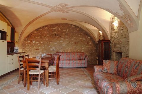 Originario del XVI secolo e ristrutturato con stile: l'edificio con storico cortile interno è immerso in un giardino terrazzato con muri in pietra naturale. Dalla zona piscina si gode una splendida vista sulla città e sul lago. Il complesso ben curat...