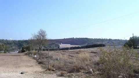 Terreno localizado no centro de Bensafrim, vila que dista 5km da cidade de Lagos e das belas praias do Sul. A urbanização contempla 15 lotes para edificação de moradias geminadas, com área construção máxima de 200m2. O projecto foi elaborado em sinto...