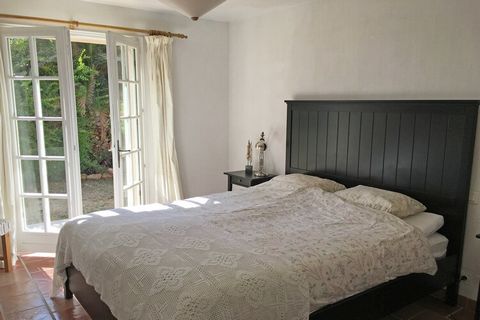 À Lorgues, en Provence, se trouve cette superbe maison de vacances de 3 chambres à coucher qui peut accueillir les animaux de compagnie. Idéale pour accueillir des familles et des groupes de 6 personnes, la maison comprend une piscine, une terrasse e...