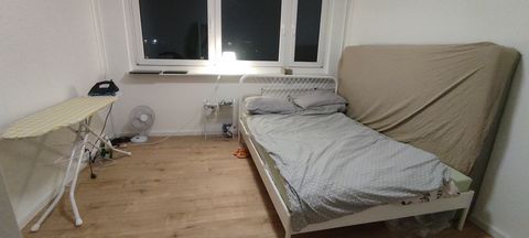 Charmante 2-Zimmer-Wohnung Entdecken Sie diese gemütliche und komplett möblierte 2-Zimmer-Wohnung im Herzen von Marzahn, Ost-Berlin – ideal für Singles oder Paare. Die Wohnung umfasst ein komfortables Schlafzimmer mit Doppelbett und Kommode, ein einl...