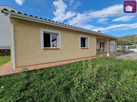 RECENT AND ON ONE LEVEL Pleasant single-storey house, modern and bright, ideal for a comfortable and functional life. It benefits from a spacious living room of approximately 50 m², integrating an equipped American kitchen, a sleeping area with 3 bed...