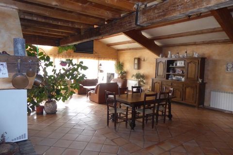 Maison GARDANNE-MEYREUIL de 191m2, T8 pièces sur un terrain de 1266m2 dans la campagne aixoise, Terrain , orientée SUD sans vis à vis, face à la colline, les oliviers...et la garrigue. Maison en copropriété avec un T3 et T2. Au Rez de Chaussée face à...