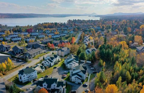 Warm CONDO - Un gioiello! Un pied-à-terre ideale a Magog! Questo condominio venduto completamente arredato, si trova al 2° piano con ingresso coperto indipendente. Dispone di una camera da letto a pianta aperta, soggiorno e cucina con un caldo camino...