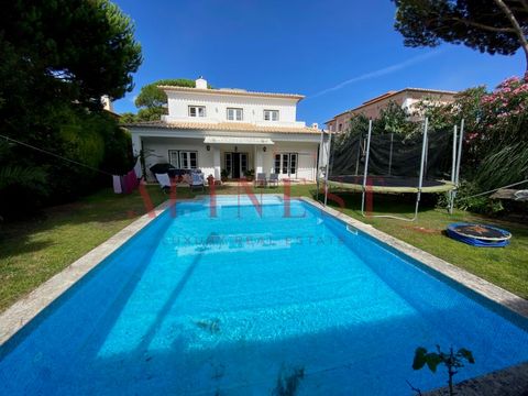 Come and see this charming villa with garden, swimming pool, garage and shed AVAILABLE ON 15/02/2025 BUT WITH VISITS TAKING PLACE. House equipped with central heating and double glazed frames. This villa is next to Quinta da Marinha Norte, in a town ...