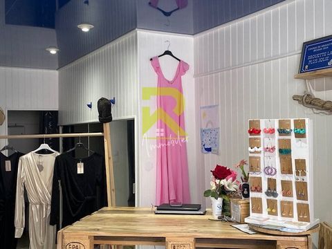 Jolie boutique de vêtements féminin au coeur du village dans une rue très passante. Venez découvrir ce bel espace de vente qui offre de nombreuses possibilités grâce à son étage à optimiser. Beaucoup de potentiel pour ce commerce très prometteur qui ...