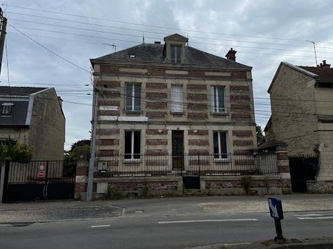 Marie-Hélène Pitois vous propose située dans le quartier recherché de Lamartine, une maison bourgeoise offrant de grands volumes et un beau potentiel pour ceux prêts à entreprendre des travaux de rénovation. un salon-séjour spacieux et lumineux, un b...