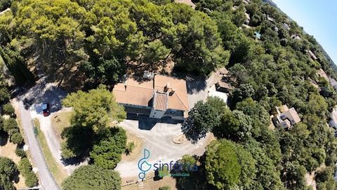 Discover this magnificent quality stone house, nestled on a vast fully wooded plot of 7,000 m² with a pool. With a living area of 246 m², this property offers beautiful spaces and an exceptional living environment. You will find 5 spacious bedrooms, ...