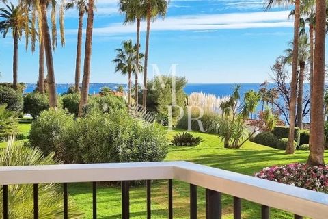 Superbo appartamento contemporaneo immerso nel settore californiano in una residenza di lusso che comprende 2 piscine, campi da tennis, a 5 minuti dal centro di Cannes godendo di un ambiente aperto, tranquillo e residenziale. Situato al primo piano d...