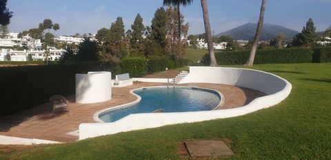 Located in Nueva Andalucía. Lovely corner townhouse in Aloha golf course in one of the best urbanizations. The property enjoys of a privileged position front line golf and west orientated with sunhsine all day long. On ground floor entrance, kitchen ...