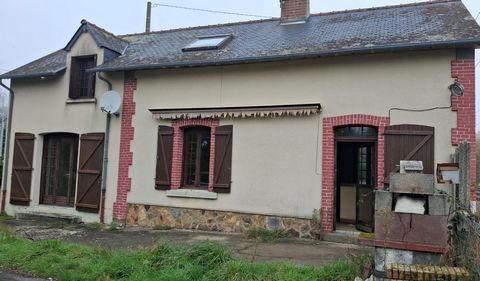 A 3 km de la Gare, située au cœur d'un hameau, cette maison ancienne est à rafraîchir : elle se compose au Rez-de-chaussée d'une entrée, d' une grande cuisine aménagée, d'un séjour- salon avec une cheminée insert, d' une salle d'eau, d' un WC. À l'ét...