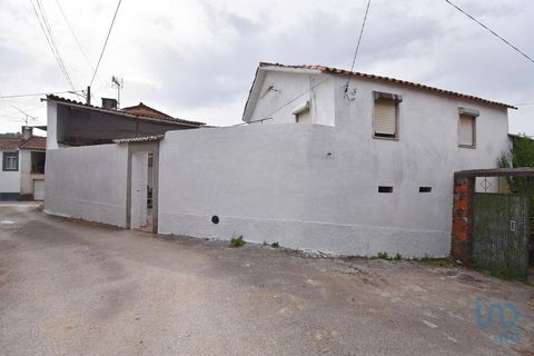 Moradia com 2 quartos, pronta a habitar, localizada numa pequena aldeia do concelho de Miranda do Corvo, esta moradia é composta por rés-do-chão, primeiro andar e pátio. A entrada é feita por um portão que dá acesso a um pátio interior com capacidade...