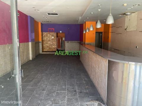 Loja para venda com rendimento, localizada na Costa da Caparica, em zona central. Trata-se de um espaço comercial amplo e com saída de fumos. Encontra-se arrendado no ramo de restauração e bebidas, nomeadamente como restaurante/pizzaria, com bom conc...