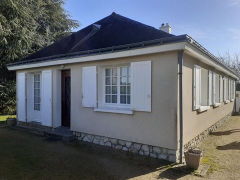 Maison de plain-pied à Mouliherne, dans un lotissement calme et agréable. Cette maison est constituer d'une pièce de vie avec cuisine (équipée) ouverte sur le séjour, arrière cuisine, salon, couloir, salle d'eau, wc séparé et trois chambres. Ce bien,...