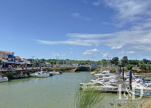 Combine an exceptional view with a rare location, 100 meters from the Marina of Meschers sur Gironde, for this recent villa (2020) of luxury with generous volumes. Located on approximately 640 m² of walled land, an automatic gate opens onto a space f...