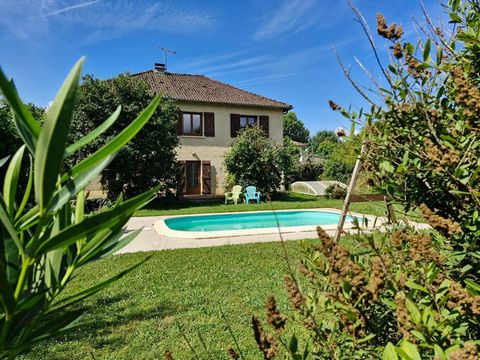 -> 20 min from MARTEL and SAINT CERE in the Lot (46), -> in the village of PUYBRUN (46130) with its architecture specific to the bastides of the South-West, -> Come and discover this pleasant 7-room house with SWIMMING POOL at EUR233,980 including ta...