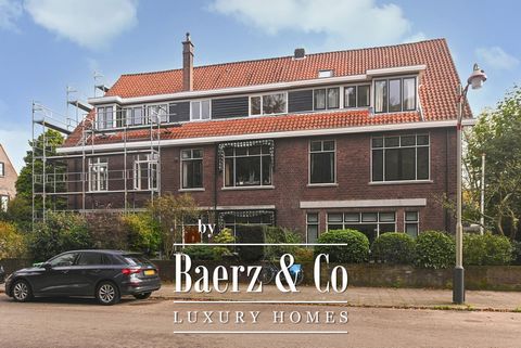 Karakteristiek ruim 8/9 herenhuis inclusief extra zolderkamer met uitzicht over Park Arendsdorp (ca. 236 m²) gelegen in het gewilde Benoordenhout. Prachtig gelegen tegenover van Park Arendsdorpen op fiets afstand van het centrum van Den Haag , voorzi...