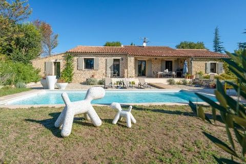 Notre agence PROVENCE HOME à Oppède vous propose une très jolie villa en pierres entièrement réhabilitée et au goût actuel, située à 5 km environ du centre de Gordes, à 10 mn de Coustellet, dans un environnement résidentiel de qualité proche d'un anc...