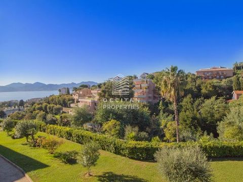 For sale, in the Croix des Gardes residential area of Cannes, in a superb newly constructed residence with a swimming pool and a park at 750 meters from the beach, sublime corner apartment with views onto the hills and sea. Crossing over and very bri...