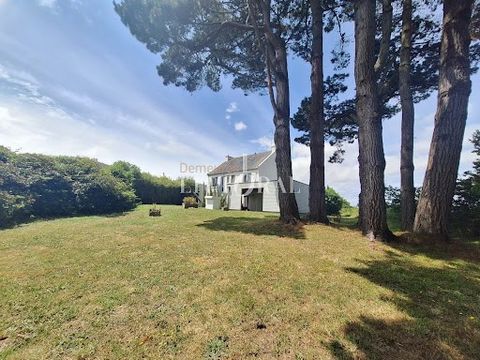 Maison avec de beaux volumes et une très belle luminosité revisitée par un architecte en 2008. Proximité des plages du moulin de la rive et des sables blancs de Locquirec. Découvrez cette propriété à seulement 700 mètres de la plage et des sentiers d...