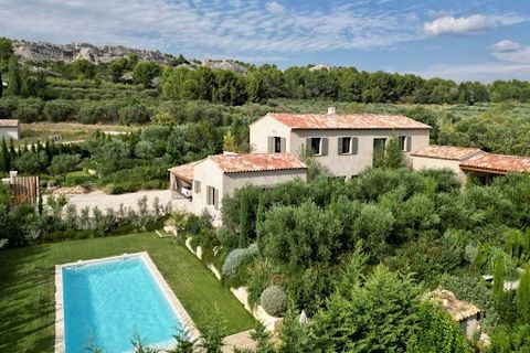 Belle réalisation pour cette demeure de charme située au sein d'une végétation luxuriante savamment pensée et plantée par les propriétaires des lieux. Située dans une impasse au sein même du massif des Alpilles, vous serez subjugués par ses vues, son...