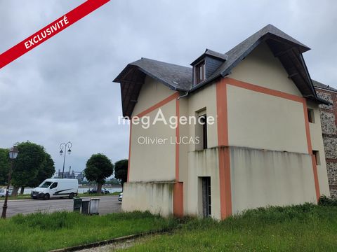 Idéal investisseurs, cette maison d'environ 120 m² proche de tous commerces à pied propose trois logements locatifs de type F2. La propriété est raccordée au tout à l'égout, les installations sont prévues pour un mode de chauffage électrique avec com...