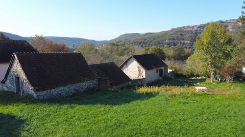 Située dans le bourg d'un charmant village quercynois, à 10' de Cajarc, nous vous présentons cette adorable ensemble en pierre constitué d'une maison entièrement rénovée, d'un petit hangar et d'une grange pleine de potentiel. Surplombant un terrain d...